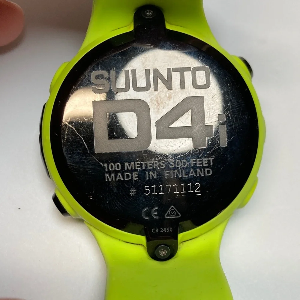 Suunto D4i slime green dive watch, PARTS OR RESTORE, buttons loose, new battery